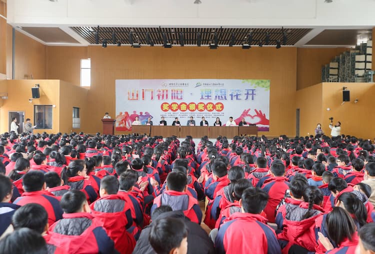 在文成县职业高级中学2024学年第二学期“文成经算·理想花开”奖学金、助学金颁发仪式现场，浙江省建设工程造价管理协会副会长、建友咨询总经理李惠芳，理想花开公益基金会副理事长章薇、秘书长黄秀慧，与文成县教育局党委委员周锋、文成县委统战部联络科科长周银燕等领导，共同为优秀学子颁发了奖学金。