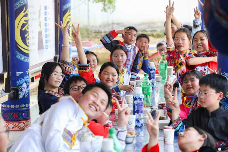 3月26日，龙游县沐尘畲族小学的操场上欢声如潮，沐尘教共体第二届 “多彩三月三，民族一家亲” 活动隆重举行。在校方盛情邀请下，理想连线集团工会主席楼元军，浙江省理想花开公益基金会理事长张尔诚、秘书长黄秀慧作为代表参加了这场畲族盛典；二级巡视员、原衢州市教育局局长、现龙游县人民政府教育顾问吕汶，龙游县沐尘乡乡长蓝素华，省委统战部干部处二级调研员、沐尘乡党委副书记（挂职）俞楼中等领导莅临出席，与全校师生共度佳节、共享欢乐。