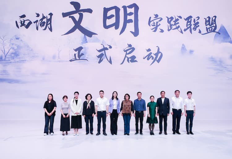 4月9日，浙江省理想花开公益基金会参加了由西湖区委宣传部主办的“首善之区 西湖有礼”2025年西湖文化特派员风采展暨文明实践日主题活动。杭州市委宣传部副部长、文明办主任王文硕，杭州市文联党组成员、副主席张敏，西湖区委常委、宣传部部长李扬章，西湖区政协副主席马冬娟等领导出席活动。基金会理事长张尔诚与领导们同台见证了西湖文明实践联盟的盛大启幕。