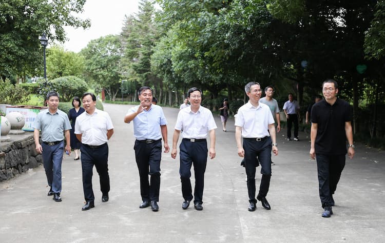 8月18日，全省党外知识分子和新的社会阶层人士“同心之旅”研学路线发布活动在绍兴嵊州举行。省委统战部副部长王利月，绍兴市委常委、统战部部长叶卫红，嵊州市委书记裘建勇，省市县三级知联会、新联会、网联会代表，各市委统战部分管副部长、业务处室负责人等130余人参加活动，浙江省新联会副会长、理想连线董事长郑育高受邀出席。